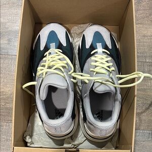 Adidas Yeezy Boost 700